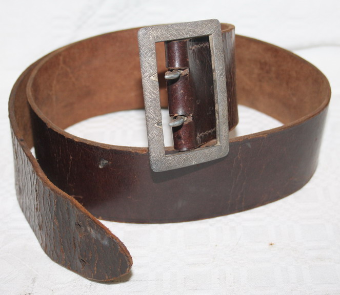 Cinturón de cuero marrón de oficial, de 6 cms. de anchura, original alemán 2 GM