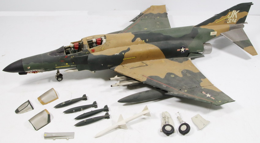 Modeling aircraft F-4 Phantom, ¿1/32 – 1/35?, assembled and painted