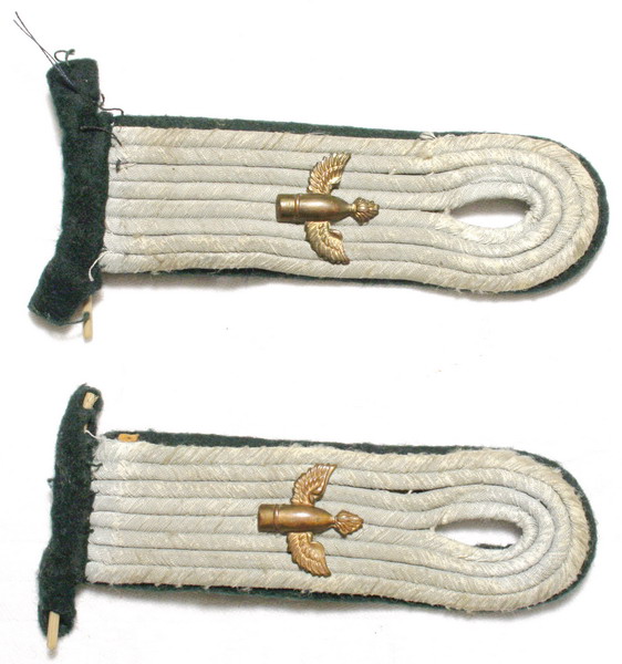 Hombreras desmontables de alférez (Leutnant zur See) de unidades de artillería antiaérea de la Kriegsmarine, original alemán 2 GM.